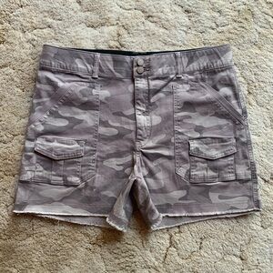 VGUC Wit & Wisdom Camouflage Taupe Cargo Shorts with Stretch Waistband Size 16